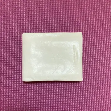 캐서린 햄넷 화이트 가죽 접이식 지갑