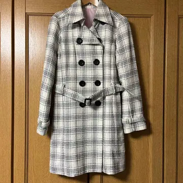 화이트 계열 체크 더블 브레스트 코트