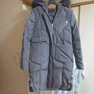 퍼가 달린 그레이 다운 자켓