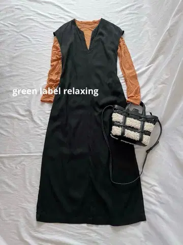 그린 라벨 릴랙싱 V넥 오버롤 스커트 블랙 원피스