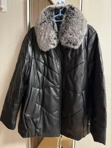 퍼 달린 블랙 양가죽 다운 자켓