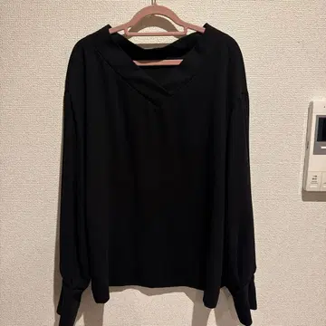 어도어 블랙 블라우스