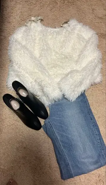 화이트 퍼 스타일 오프숄더