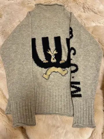 우에사코 에미코의 니트 스웨터