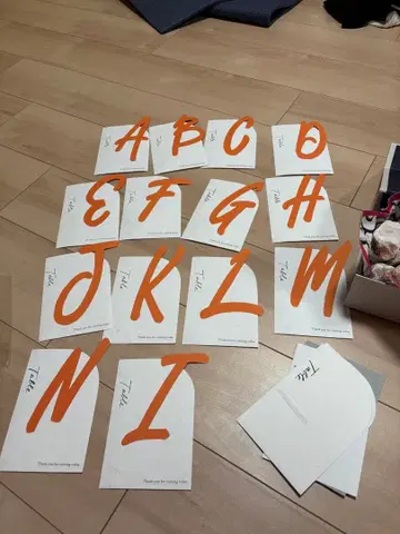 테이블 넘버 A부터 I까지 돌 스탠드 포함