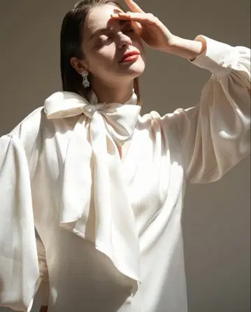 acka 리본 포함 아이보리 새틴 셔츠