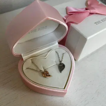 THE KISS 하트형 목걸이 세트