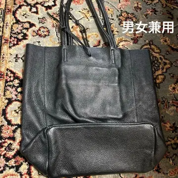 블랙 가죽 토트백 내 포켓 부착