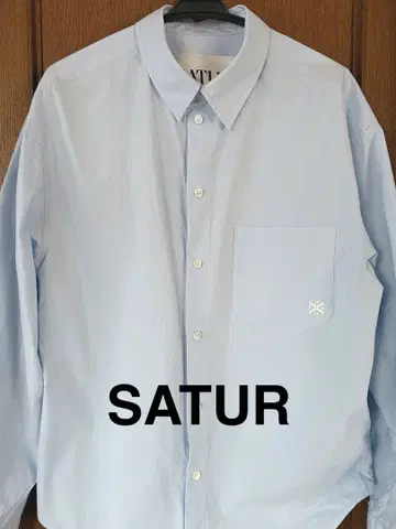 SATUR 라이트 블루 버튼 다운 셔츠