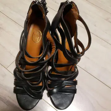 ASH 블랙 스트랩 샌들 스터드 힐