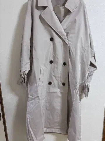 파레모스토어 베이지 더블 브레스트 트렌치코트