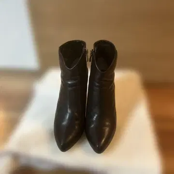 세븐 블랙 지퍼 부츠 중간 힐