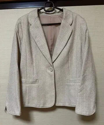 베이지 계열 자켓과 스커트 세트