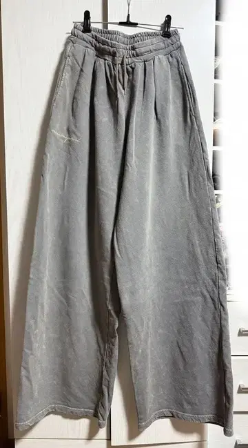 메종 스페셜 그레이 와이드 팬츠 자수 로고 포함