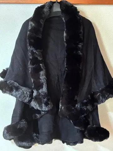 블랙 퍼 달린 숄