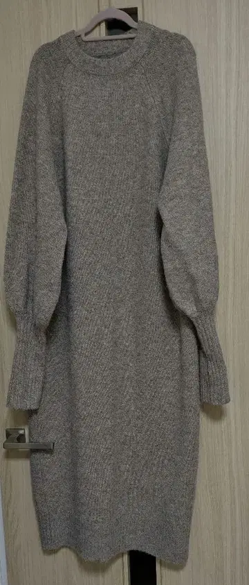 니트 긴팔 상의 베이지