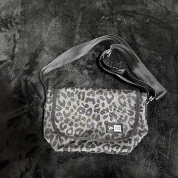 뉴에라 레오파드 무늬 나일론 숄더백
