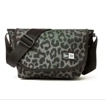 뉴에라 레오파드 무늬 나일론 숄더백