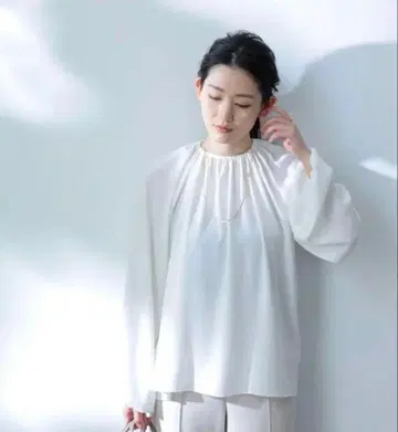 데미룩스 빔즈 개더 블라우스 화이트