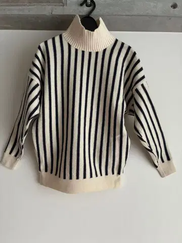 맥피 아이보리 x 네이비 스트라이프 / 울 하이넥 스웨터