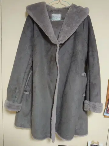 그레이 후드 부착 무스탕 코트