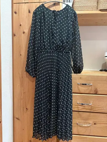 도트 무늬 긴팔 플리츠 원피스