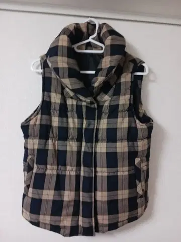 체크 무늬 다운 베스트