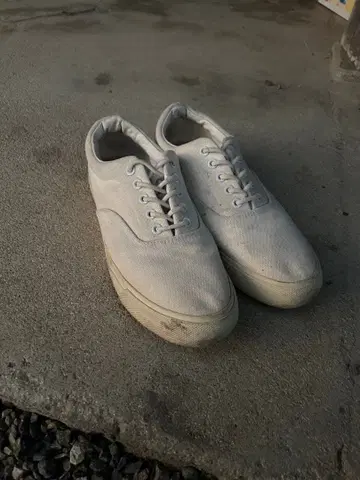 화이트 캐주얼 스니커즈