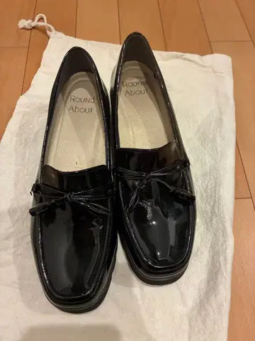 ROUND ABOUT 블랙 로퍼 웨지솔