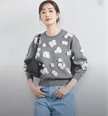 유나이티드 애로우즈 3D 플라워 모티브 롱 슬리브 니트 A25203