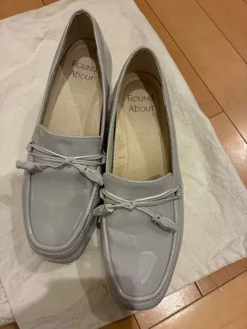 ROUND ABOUT 그레이 웨지솔 로퍼