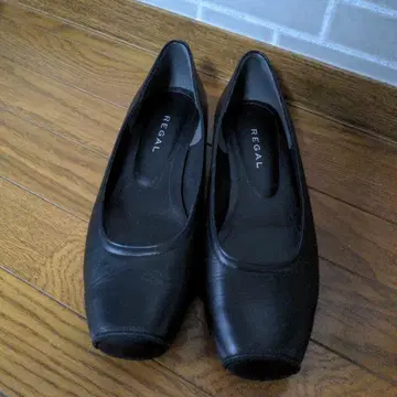 REGAL 블랙 로우힐 펌프스