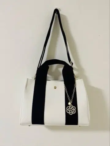 스트라이프 디자인 토트백 화이트/블랙