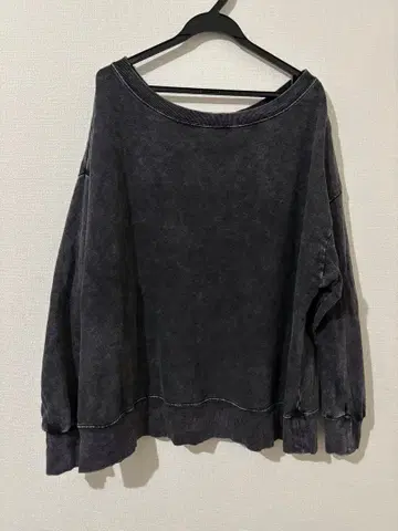 JEANASIS 블리치 블랙 오프숄더 맨투맨