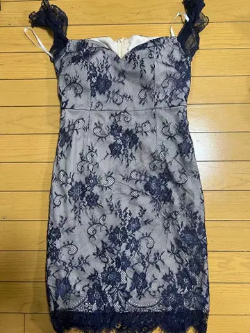 네이비 오프숄더 자수 레이스 드레스