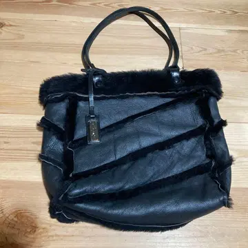 퍼 달린 블랙 가죽 백 리버서블