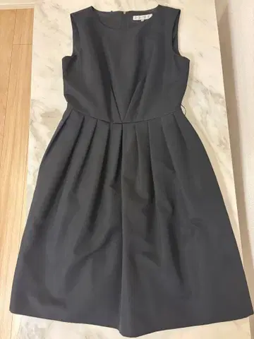 M-PREMIER 슬리브리스 원피스