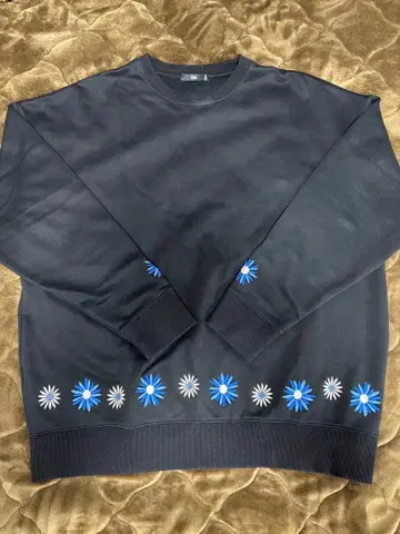 HARE 밑단 플라워 자수 맨투맨