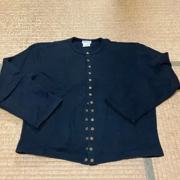 검은색 버튼 달린 가디건