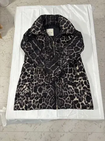컨디션 최상 MONCLER 레오파드 무늬 다운 자켓 할인 협상 환영