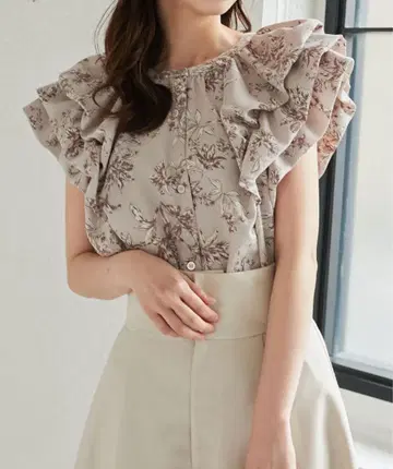 MAJESTIC LEGON 프릴 달린 꽃무늬 슬리브리스 블라우스