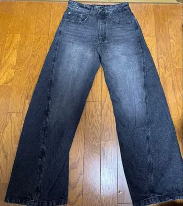VINTAGE WASHED CURVED DENIM