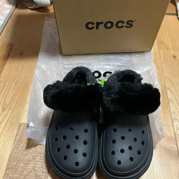 crocs 블랙 퍼(fur) 포함 클로그 샌들 23cm