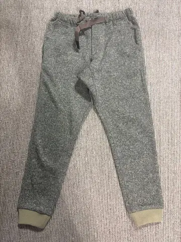 베이지 스웨트 팬츠 드로우 스트링 포함