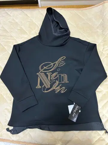 블랙 하이넥 로고 자수 후드티