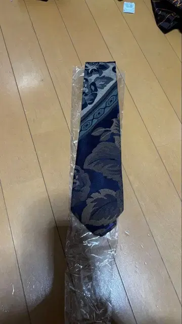 고블랑 꽃무늬 넥타이 네이비 계열