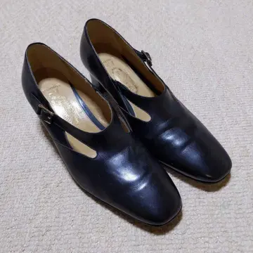 긴자 요시노야 블랙 컬러 가죽 펌프스 스트랩 23cm