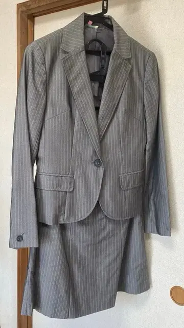 그레이 스트라이프 비즈니스 정장 세트