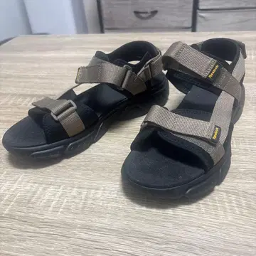 신품 reebok 샌들 브라운