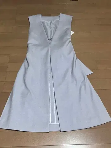 라이트 그레이 무릎 기장 베스트